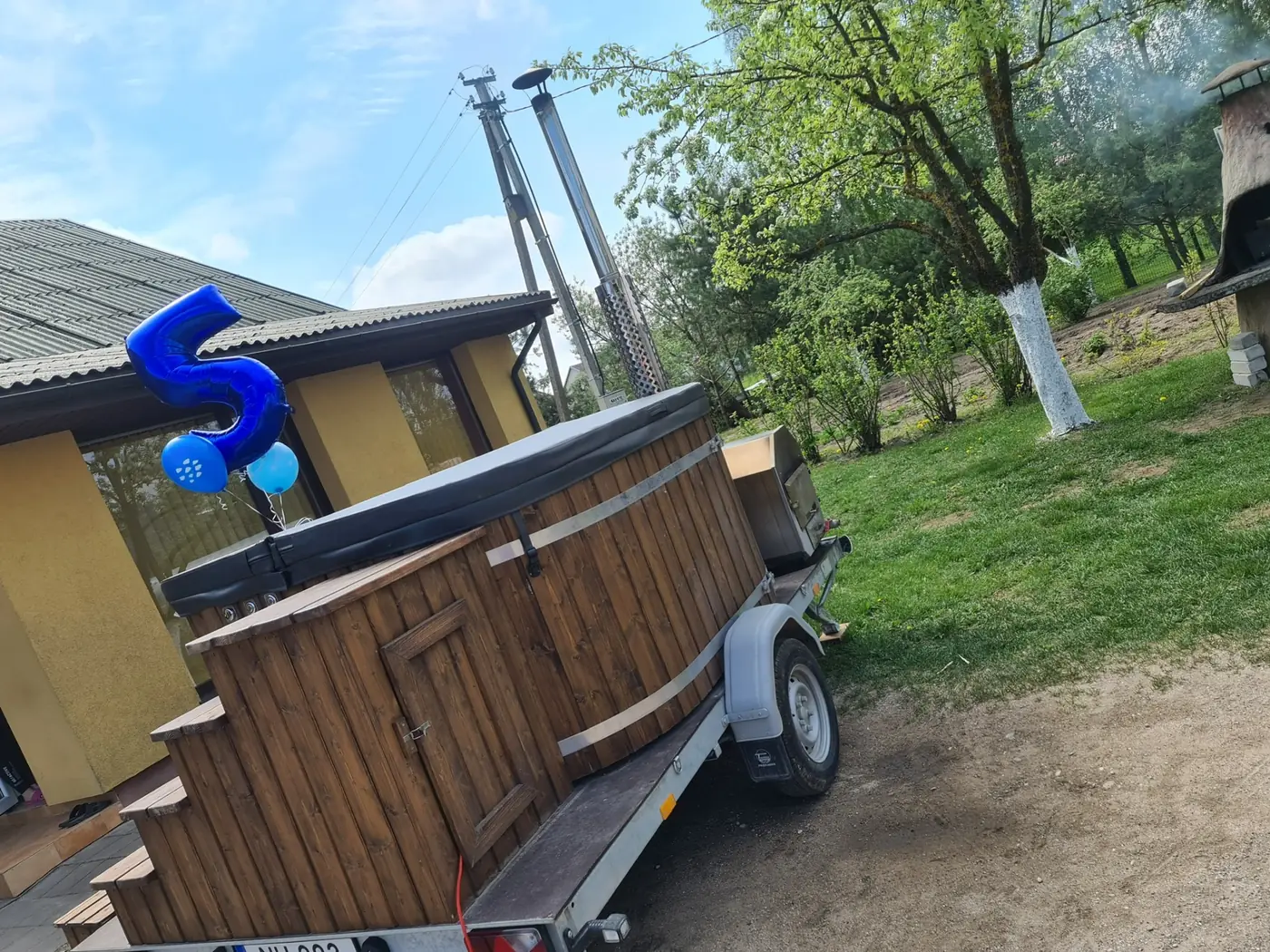Kubilas ant priekabos kieme prieš šventę